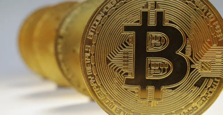 بيتكوين تهبط دون 63 ألف دولار