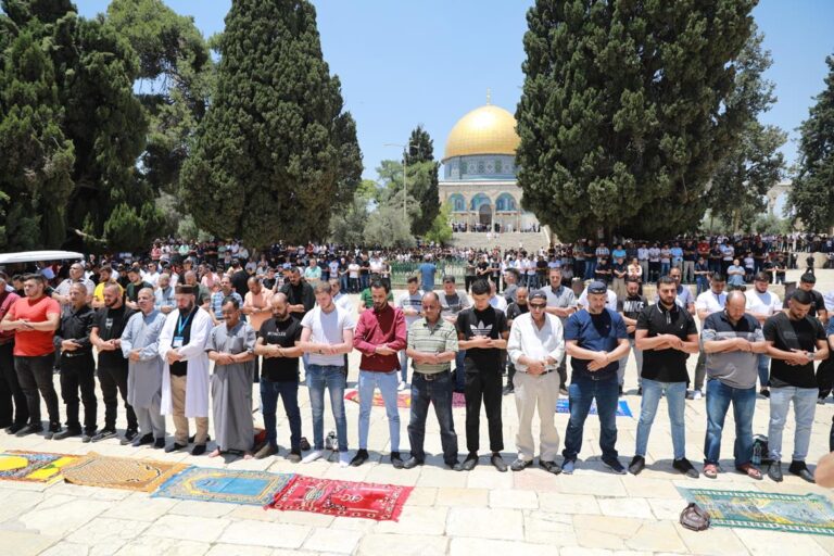 الآلاف يؤدون صلاة الجمعة في المسجد الأقصى وباحاته