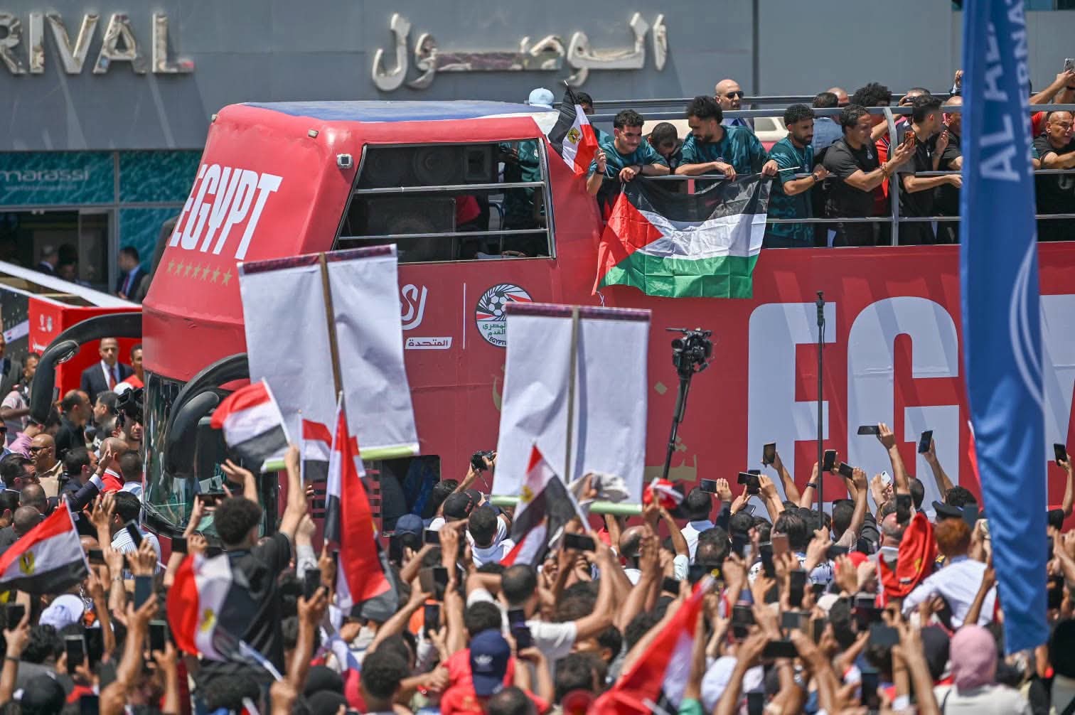 استقبال جماهيري حاشد لمنتخب مصر بعد العودة من المونديال – شاهد