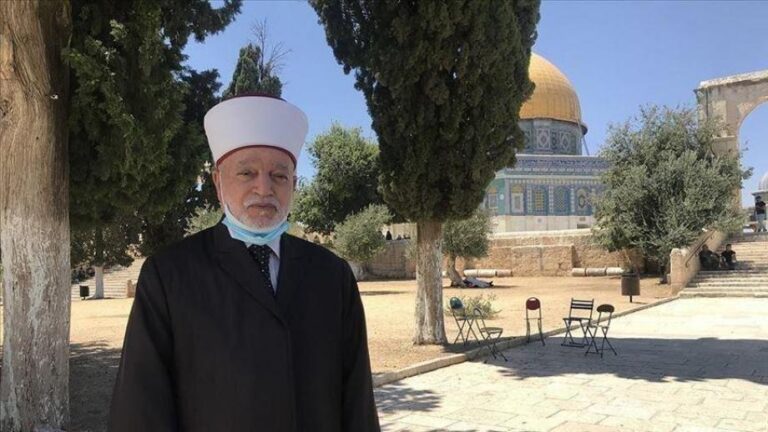 الاحتلال يعتقل مفتي القدس عقب خطبة الجمعة ويبعده عن الأقصى