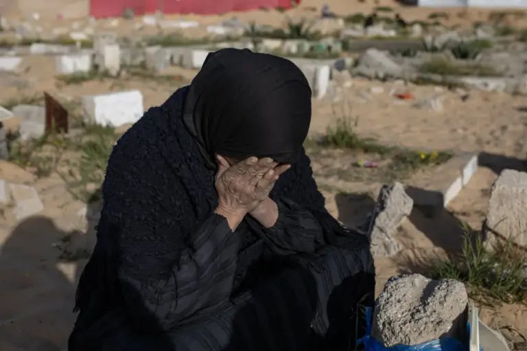 أم فلسطينية تجمع أشلاء جثة طفلها لدفنها – شاهد
