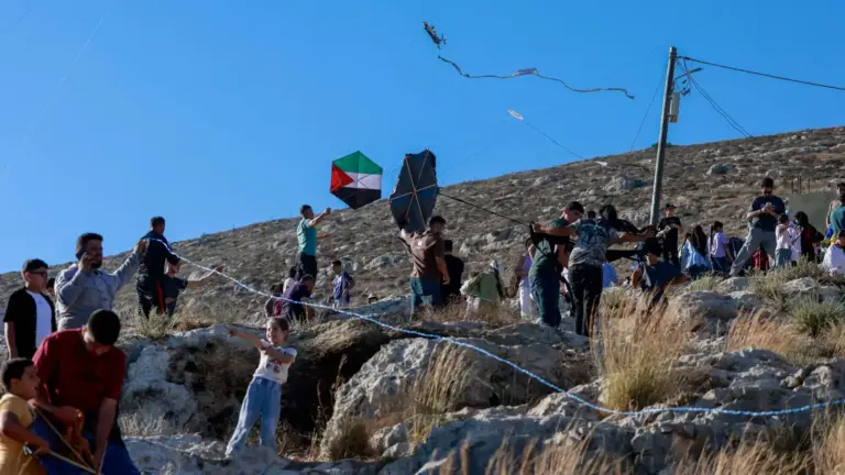 بالطائرات الورقية.. فلسطينيون يثبّتون جذورهم في مواجهة الاستيطان
