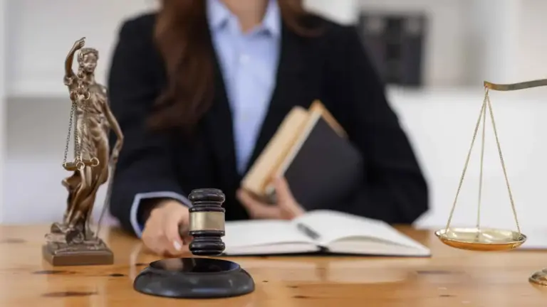 بسبب إطلالتها.. وقف محامية مصرية عن العمل وإحالتها للمحاكمة