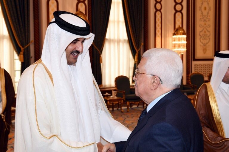 الرئيس يصل قطر ويعزي بوفاة الشيخ حمد