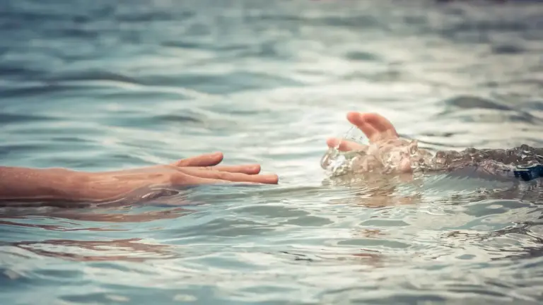 سأعود بعد قليل.. آخر كلمات جد ضحى بحياته لإنقاذ طفلين