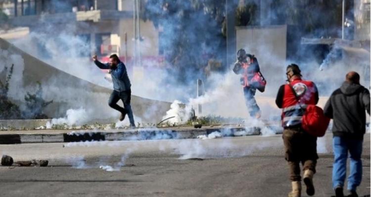 إصابات بالاختناق خلال اقتحام قوات الاحتلال محيط مجمع فلسطين الطبي