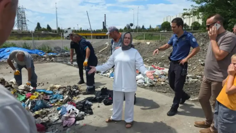 امرأة تُجبر عمال النظافة على البحث عن ثروتها في كومة نفايات – فيديو