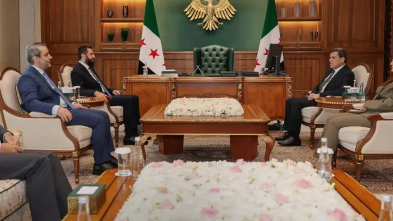 الشرع يستقبل مظلوم عبدي في قصر الشعب بدمشق