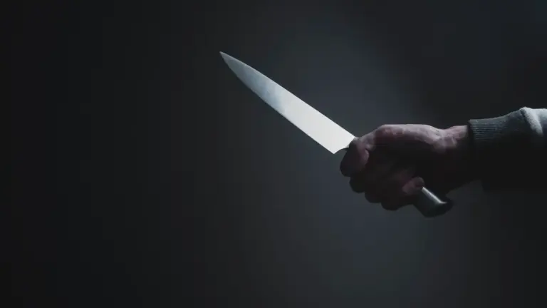 خلاف عائلي ينتهي بمأساة.. مصرع أب وإصابة زوجته وابنه