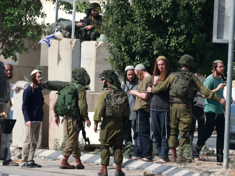 نيابة الإحتلال تفرج عن مستوطن متهم بالاعتداء على فلسطينيين