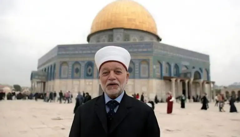تجديد إبعاد مفتي فلسطين عن الأقصى 6 أشهر