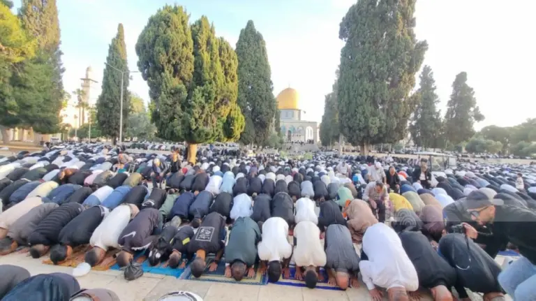 70 ألف مصلٍّ يؤدون صلاة الجمعة في الأقصى