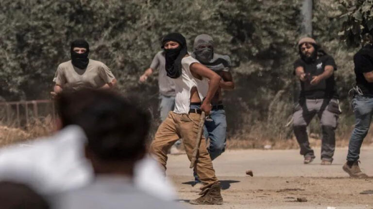 إصابة طبيب فلسطيني في اعتداءات لمستوطنين بالضفة – شاهد
