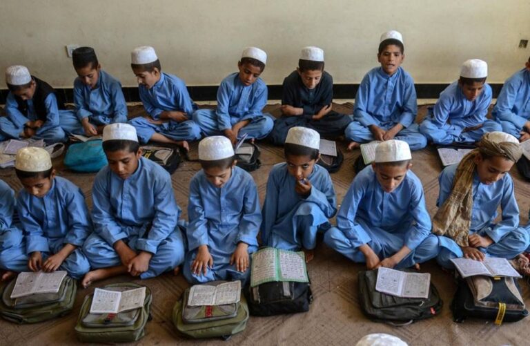 إصابة 42 طفلا جراء انفجار بمدرسة في كابول