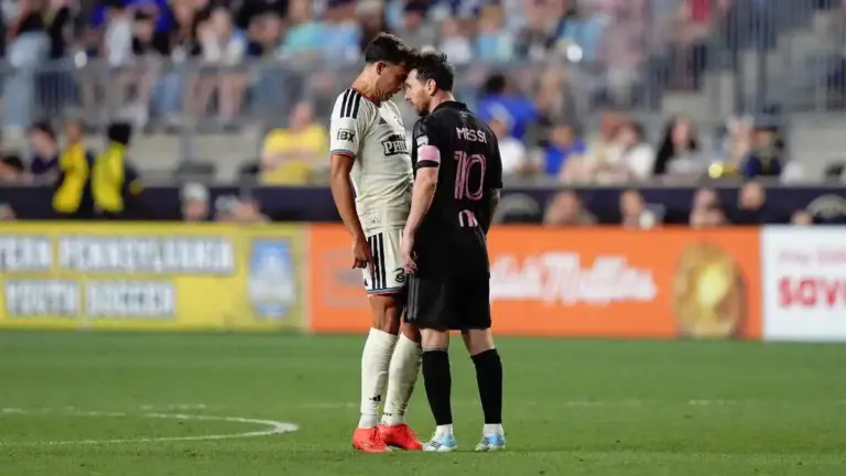 ميسي يصفع لاعبَ فيلادلفيا أمام أنظار الحكم – فيديو