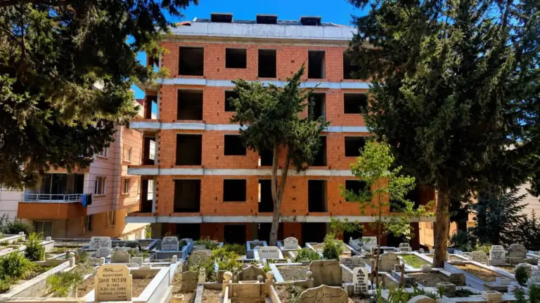 شقق سكنية قرب القبور.. مبنى يثير الجدل في تركيا