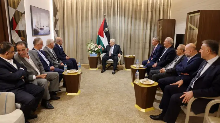 وفد قيادي من “فتح” يتوجه إلى القاهرة للقاء فصائل فلسطينية