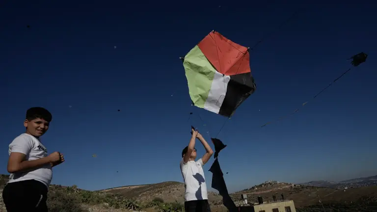 مجلس السلام يحذر غزة من إطلاق الطائرات الورقية على إسرائيل
