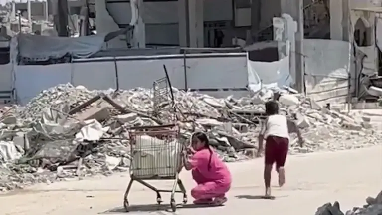 مسيرة إسرائيلية تحاصر بنيرانها طفلين ينقلان المياه شمالي غزة(فيديو)