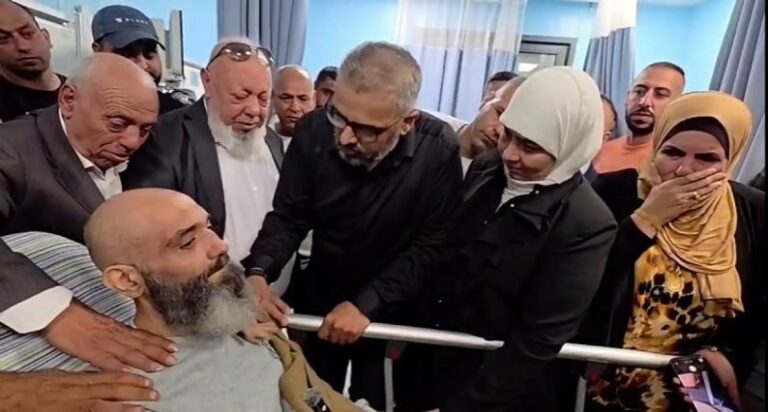 أمضى 22 عاما.. أسير فلسطيني يعلم بوفاة والديه بعد تحرره