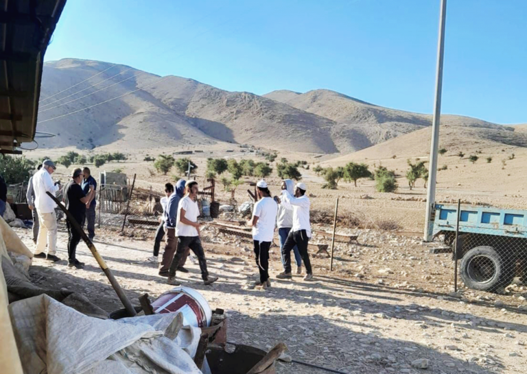 مستوطنون يحتجزون ناشطاً بريطانياً في الضفة الغربية – فيديو