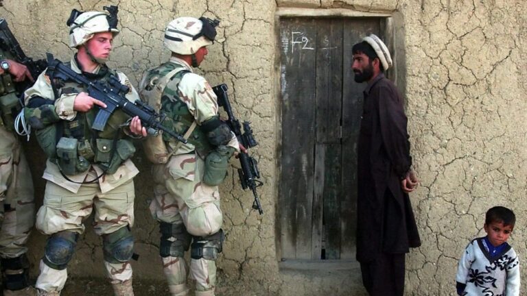 أمريكا ترفض التعلم من إهانة أفغانستان في حربها مع إيران