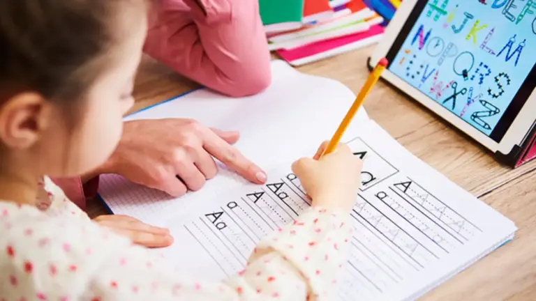 مدرسة بتلميذة واحدة.. عائشة تعيد الحياة إلى قرية إيطالية معزولة