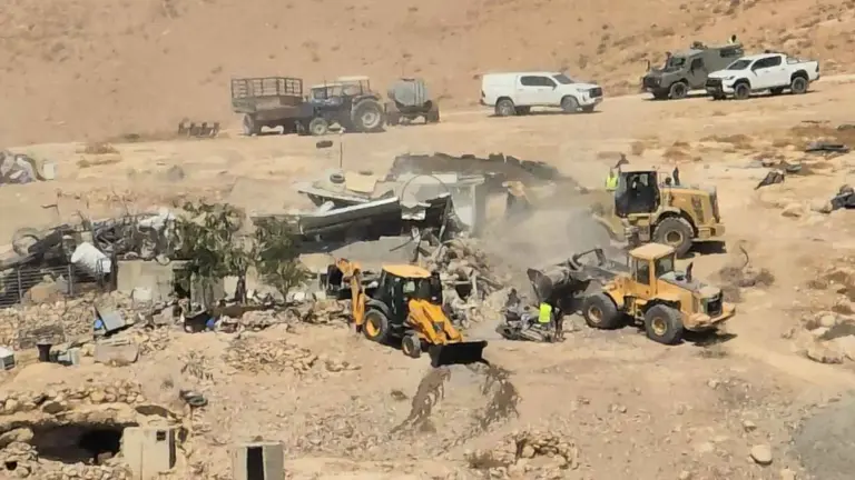 سلطات الإحتلال تهدم منازل 80 عائلة ومسجدًا في النقب