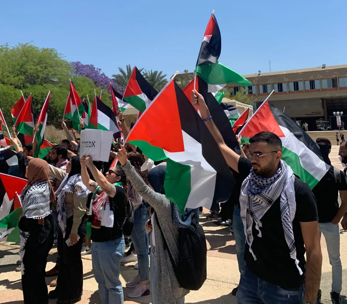 الاحتلال يبعد 100 طالب فلسطيني من الجامعات انتقدوا إبادة غزة