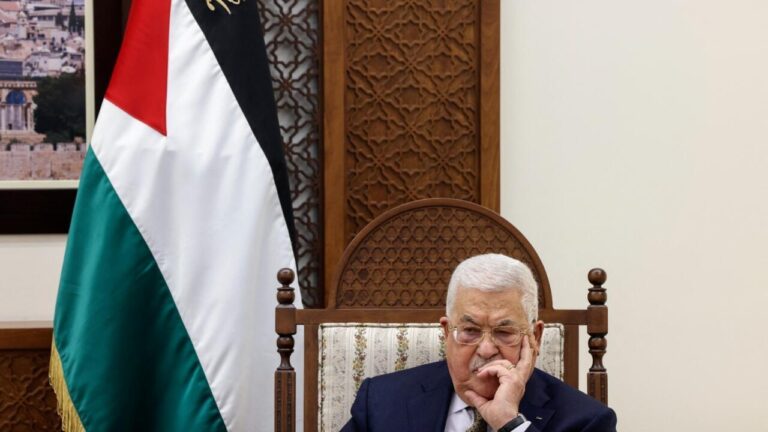 40% يتوقعون انهيار السلطة الفلسطينية و55% لا يثقون بالفصائل والأحزاب