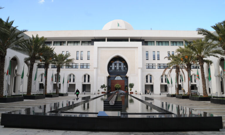 الجزائر تقرر قطع علاقاتها الدبلوماسية مع الامارات