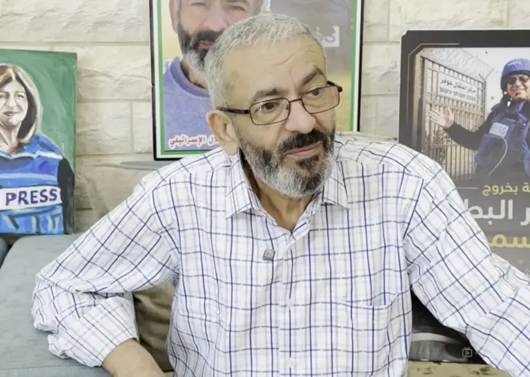 الاحتلال يقتحم منزل الصحفي علي سمودي ويعتدي على ابنه