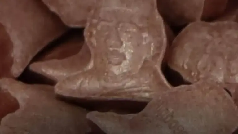 ليبيا.. ضبط نحو 100 ألف حبة مخدر على شكل القذافي