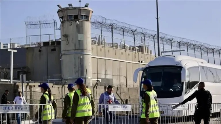 الإفراج عن أسيرة فلسطينية إنجبت داخل سجن الاحتلال