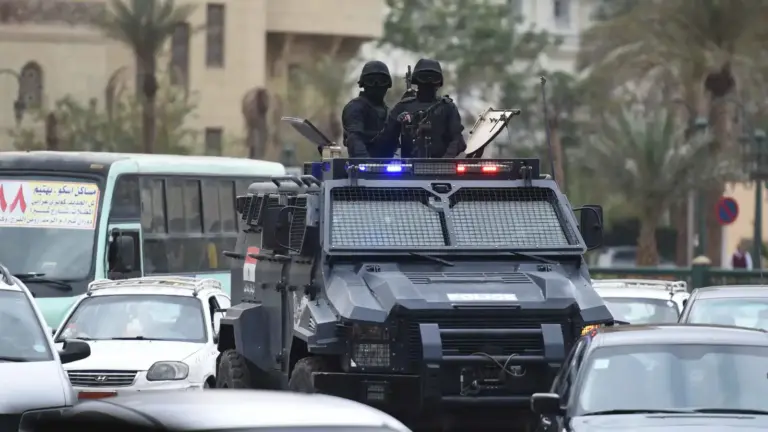مزقت ملابس سائق وهددته.. القبض على فتاة الكحول في مصر