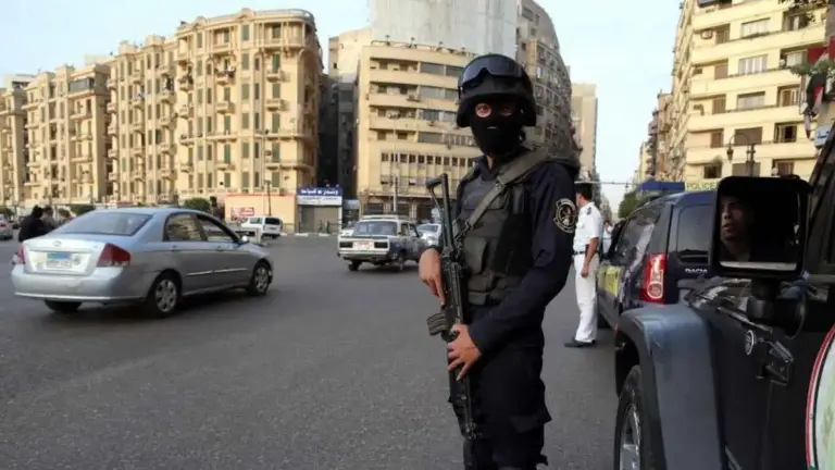 سباق سيارات ينهي حياة فتاة أثناء عبورها الطريق بالقاهرة