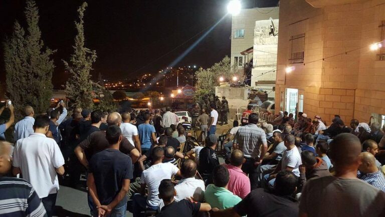 قوات الاحتلال تعتقل والد وشقيق شهيد فلسطيني من بيت عزاء