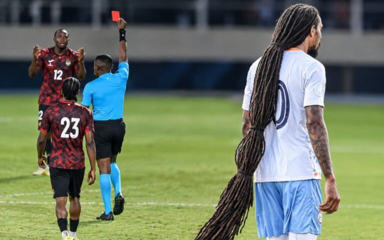 شعر لاعب يتسبب في طرد لاعبين من الفريق المنافس – شاهد