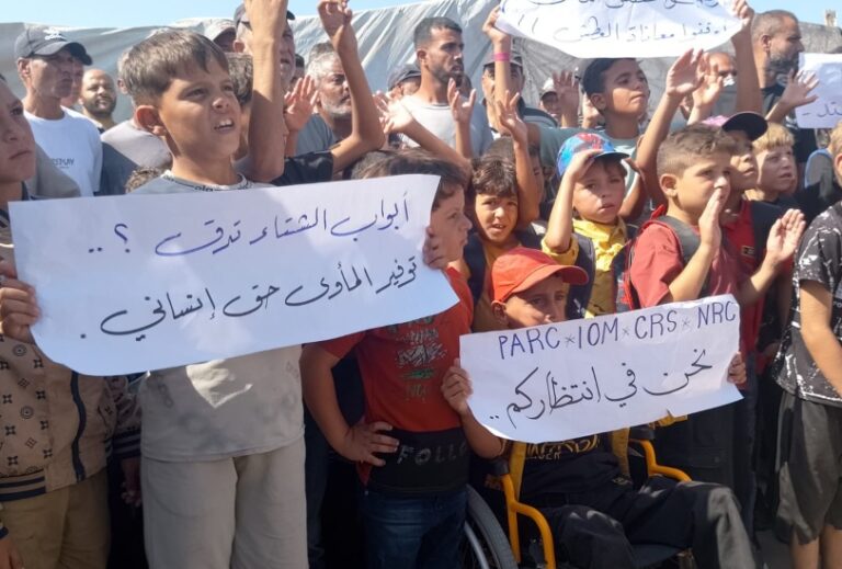 مخيمات النزوح في غزة تطالب بالإغاثة العاجلة