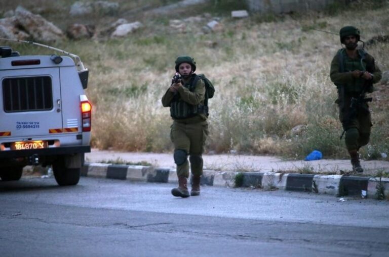 جنود إسرائيليون يقتلون فلسطينيا ويلتقطون سيلفي مع جثته