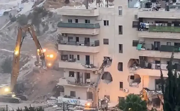 فيديو : الاحتلال يهدم بناية سكنية بالقدس بمشاركة بن غفير