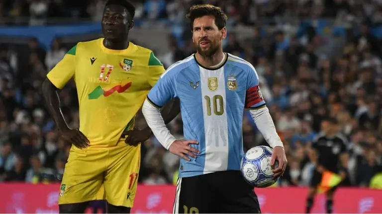 ميسي يرفض سيلفي مع لاعب أفريقي – شاهد