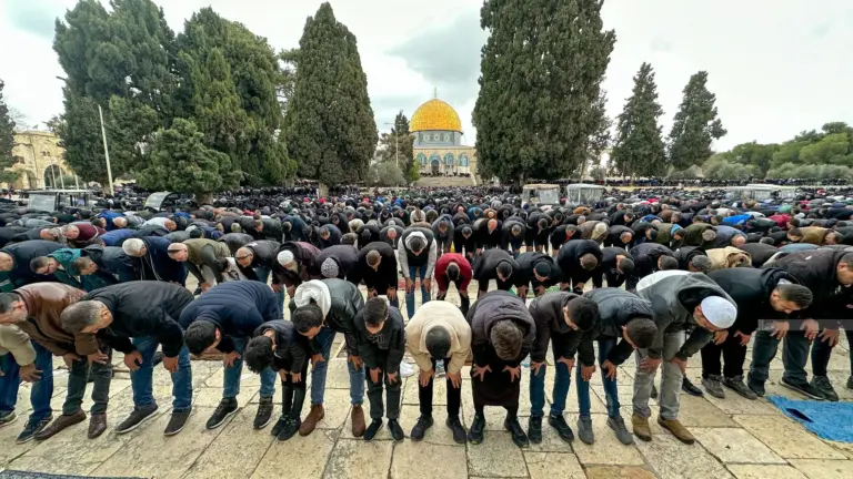 عشرات الآلاف يؤدون الجمعة في المسجد الأقصى