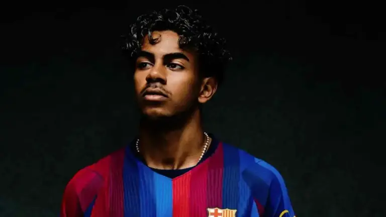 برشلونة يكشف عن قميص خاص لمباراة الكلاسيكو