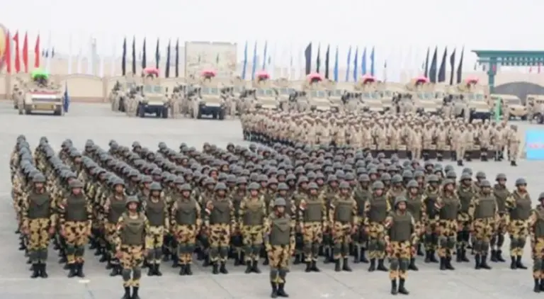 مصر تختبر جاهزية الجيش في مناورة بالذخيرة الحية