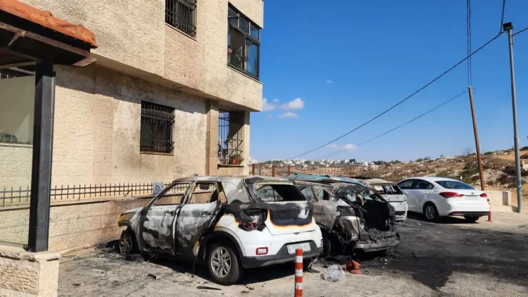 مستوطنون يسرقون سيارة فلسطينية ويبلغون عن دهسهم بها شمالي الضفة