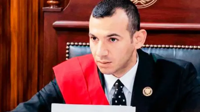 استغل القضاء للنصب.. السجن 10 سنوات لـ القاضي المزيف