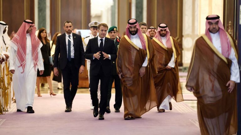 بن سلمان يستقبل ماكرون في الرياض