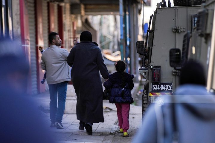 الاحتلال يجبر عشرات الفلسطينيين على إخلاء منازلهم في الخليل