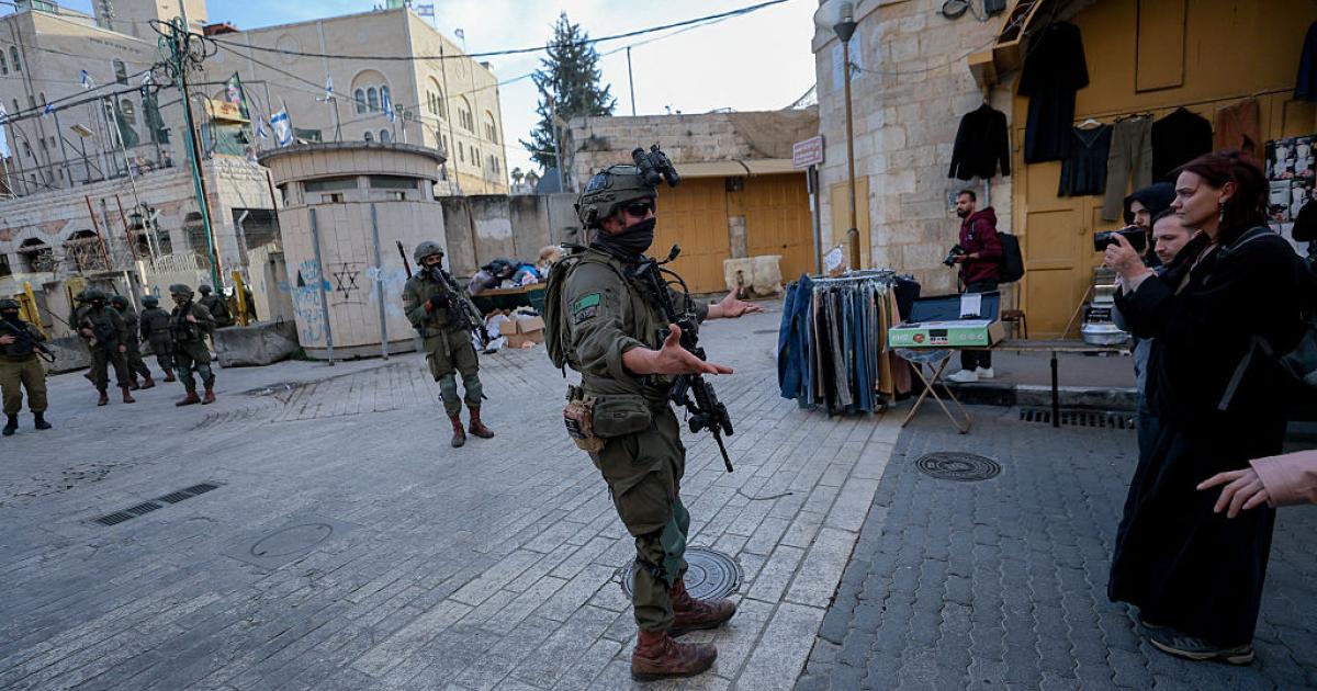 شهيدان في غزة واقتحام 40 قرية في الضفة